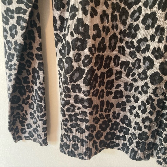 Croft & Barrow Women's Button Lightweight Gray Leopard Animal Print Cardigan XS - Picture 6 of 9